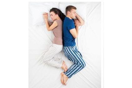 Ce que traduisent vos positions du sommeil en couple!
