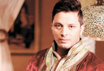 المغرب :  فنانون يرددون النشيد الوطني المغربي من شرفات ونوافذ منازلهم