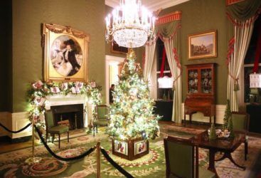 En plein mois de mars, des Américains accrochent leurs guirlandes de Noël