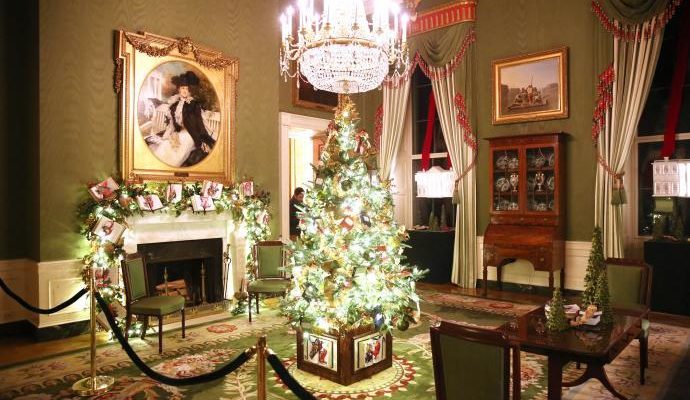 En plein mois de mars, des Américains accrochent leurs guirlandes de Noël