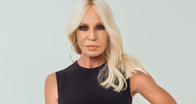 DONATELLA VERSACE FAIT UN DON DE 200 000 EUROS POUR LUTTER CONTRE LE CORONAVIRUS