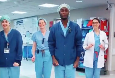 Coronavirus : Cet anesthésiste réalise des chorégraphies avec ses collègues soignants sur TikTok