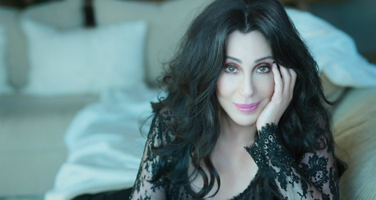 La légendaire chanteuse Cher célèbre ses 74 ans!