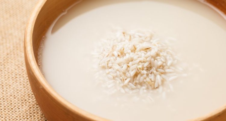 L’eau de riz : pourquoi ce geste beauté ancestral revient en force?