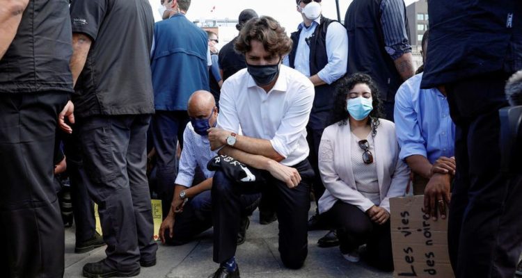 Justin Trudeau pose un genou à terre pendant 8 minutes