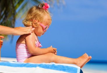 Alerte sur la composition des crèmes solaires pour enfants