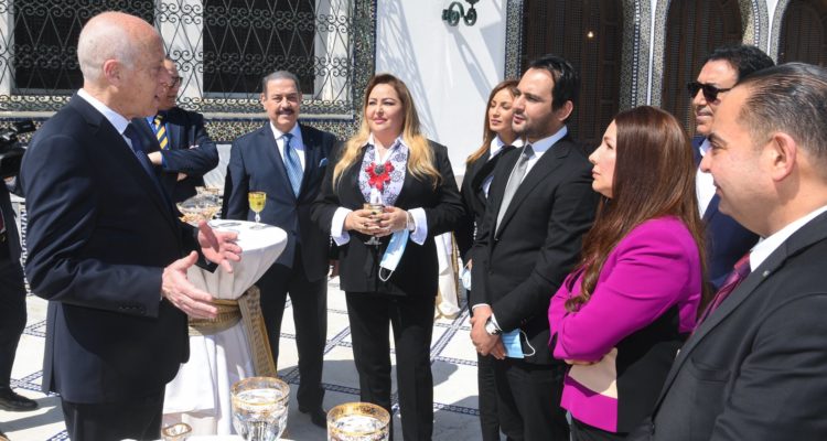 ‎  التونسيين  ‎  رئيس الجمهورية يستقبل أعضاء نقابة الفنانين ‎
