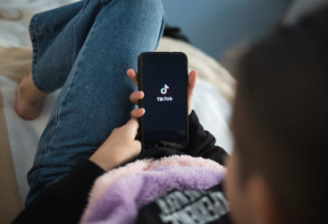 TikTok, accusé de recourir à des publicités déguisées visant les enfants
