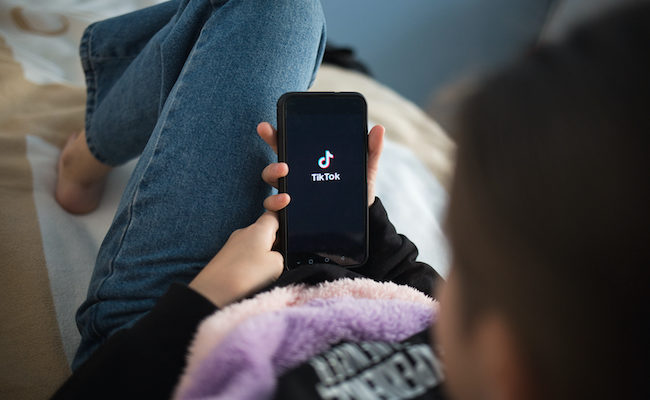 TikTok, accusé de recourir à des publicités déguisées visant les enfants