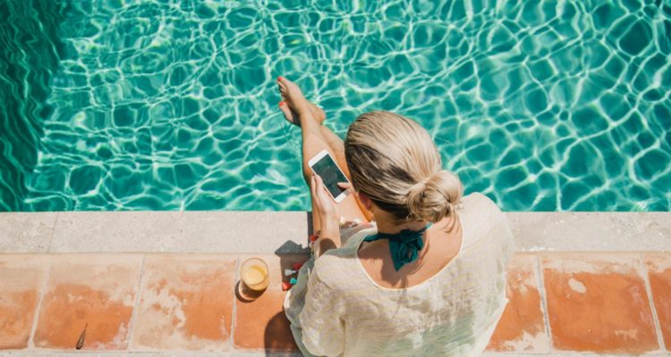 Covid-19: Peut-on se baigner sans risque à la mer ou à la piscine?