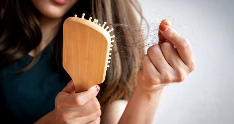 Chute des cheveux : Les réflexes anti-chute à adopter