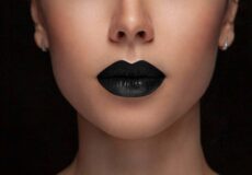 Lèvres noires, strass pour le visage… en 2022 la beauté sera audacieuse !
