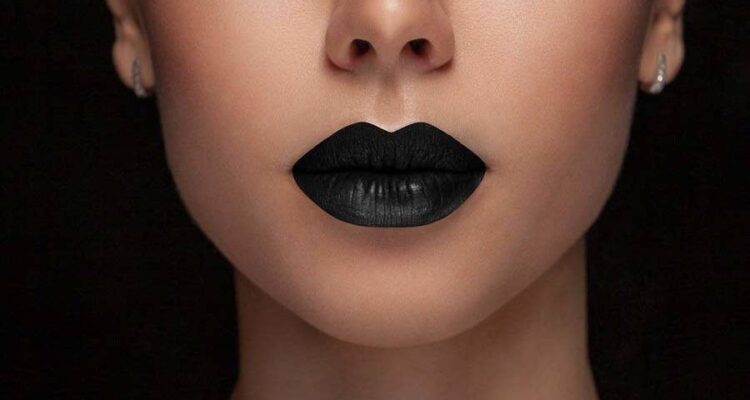 Lèvres noires, strass pour le visage… en 2022 la beauté sera audacieuse !