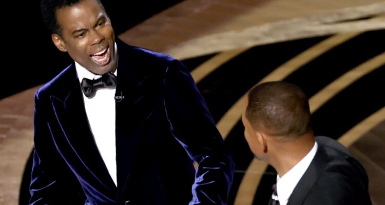 OSCARS 2022: WILL SMITH GIFLE CHRIS ROCK EN PLEIN SKETCH