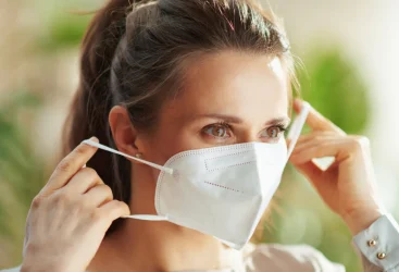 وزارة الصحة تدعو مجددا ارتداء الكمامات بالفضاءات المغلقة