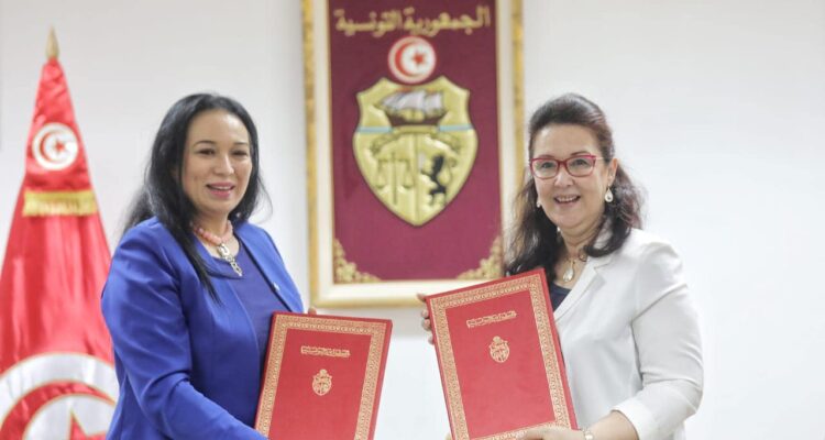 إمضاء برنامج تنفيذي مشترك بين وزارتي الشؤون الثقافية والأسرة والمرأة والطفولة وكبار السن