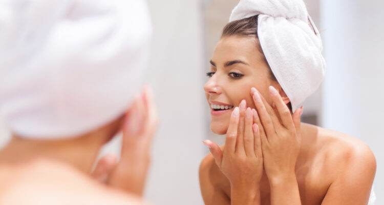 لماذا و كيف يجب أن تهتمي ببشرتك قبل النوم؟
