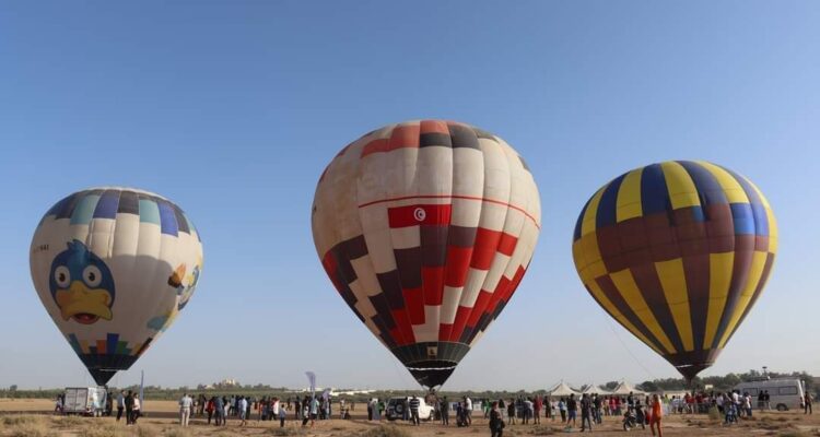 Kairouan : Des montgolfières colorent le ciel.