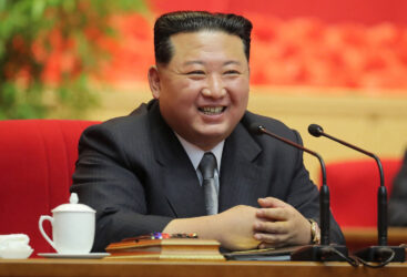 La Corée du Nord teste deux missiles de croisière en présence de Kim Jong-un.