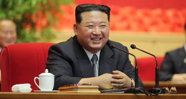 La Corée du Nord teste deux missiles de croisière en présence de Kim Jong-un.