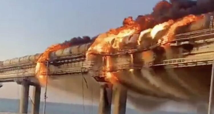 Guerre en Ukraine : Explosion sur le pont de Kertch reliant la Crimée à la Russie.