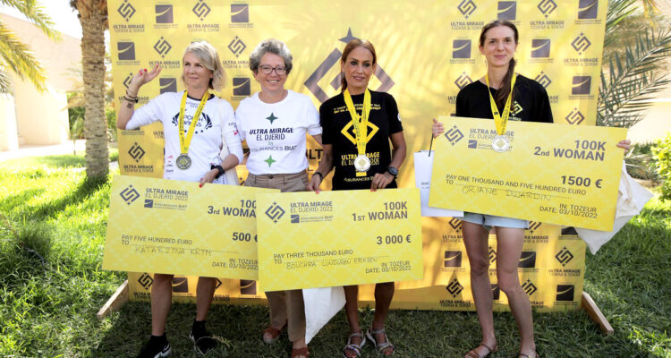Les femmes sur le podium de l’événement sportif Ultra Mirage El Djérid dans sa 6ème édition.