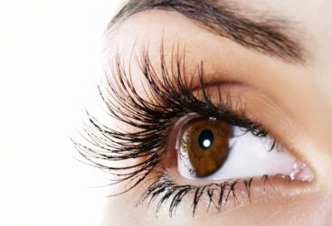مكونات طبيعية لتطويل الرموش في المنزل. 