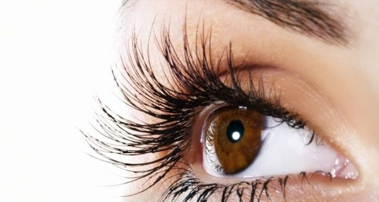 مكونات طبيعية لتطويل الرموش في المنزل. 