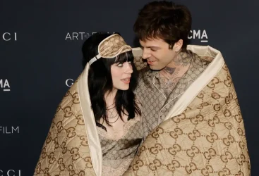 Billie Eilish: pour son premier tapis rouge avec son petit ami elle a l’air de sortir du lit.