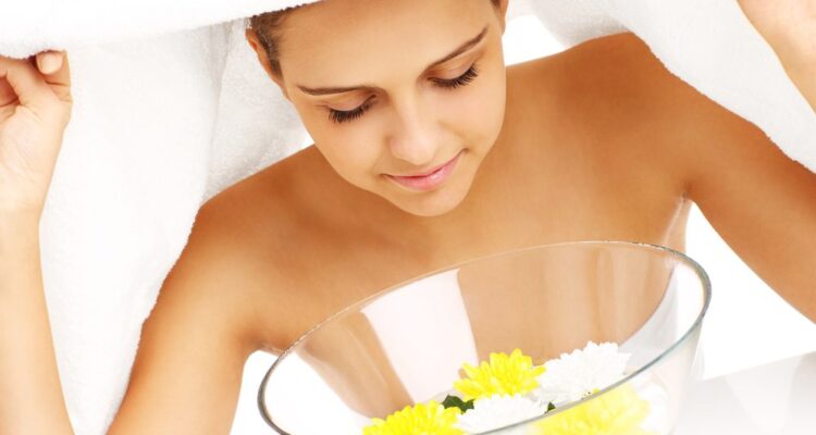 LA FUMIGATION DU VISAGE OU BAIN DE VAPEUR POUR LE VISAGE.