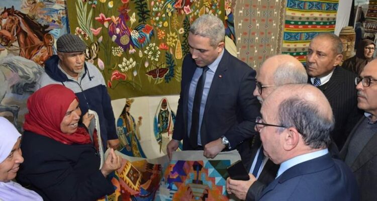 Le Ministre du Tourisme inaugure le Salon National des Tapis, tissage matelassé et fibres végétales.