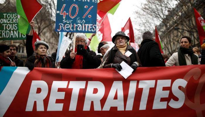 Réforme des retraites en France: les femmes plus touchées que les hommes.
