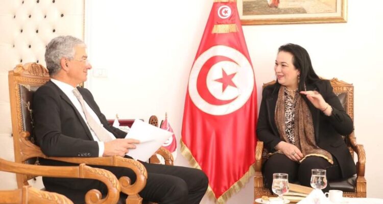 Promotion des produits des artisanes tunisiennes dans les grandes surfaces.
