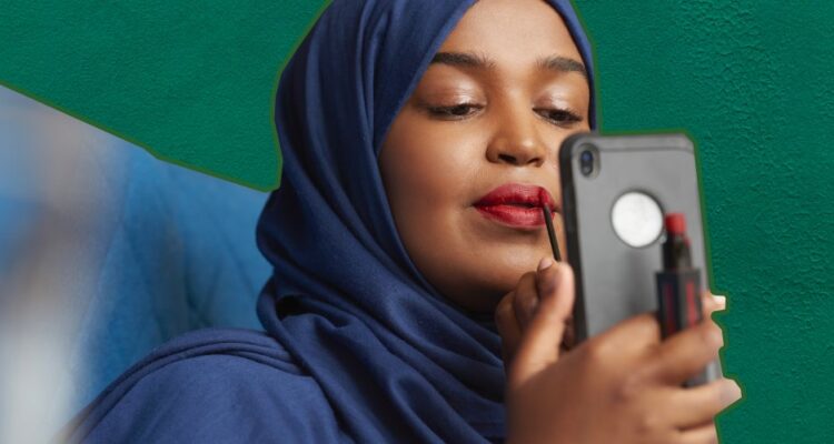 Une application pour aider les femmes malvoyantes à se maquiller par Estée Lauder. 