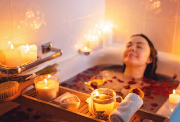 Idées de bains relaxants grâces aux bienfaits des plantes.