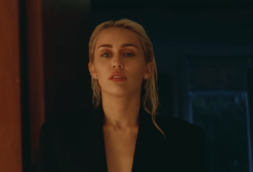 Après Shakira, Miley Cyrus règle ses compte avec sa nouvelle chanson « Flowers ».