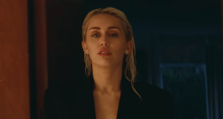 Après Shakira, Miley Cyrus règle ses compte avec sa nouvelle chanson « Flowers ».