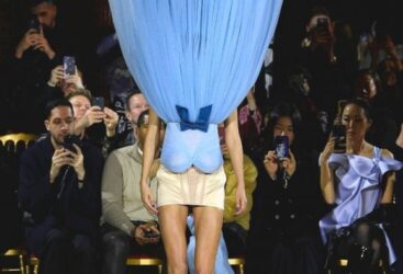 Des robes à l&rsquo;envers pour le défilé de Viktor & Rolf.