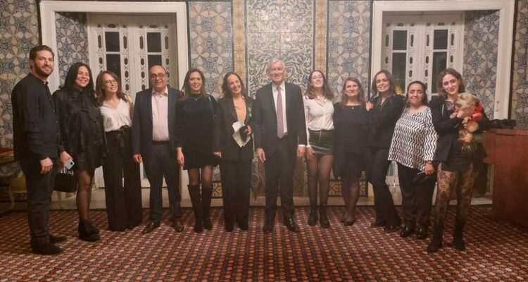 Yosra Aydi reçoit les insignes des arts et des lettres de la République Française.