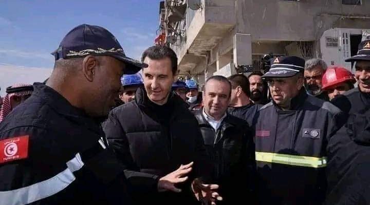 Le président Syrien Bachar Al Assad rend visite à l&rsquo;équipe de secours tunisienne à Alep et salue ses efforts.