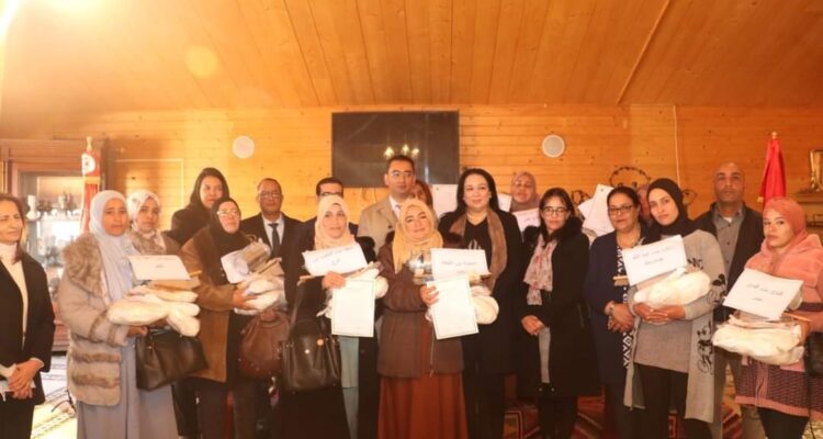 Au cours de sa visite de travail au gouvernorat de Zaghouan la ministre de la Femme distribue des lots de projets féminins.