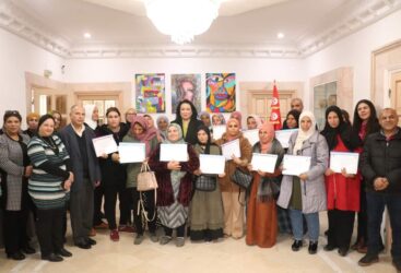 Ministre de la femme : Remise d&rsquo;avis de financement des moyens de subsistance pour des mères d&rsquo;élèves menacés d&rsquo;abandon scolaire.