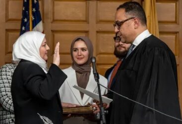 Première juge portant le hijab nommée à la Cour supérieure du New Jersey : Nadia Kahf prête serment avec un Coran.