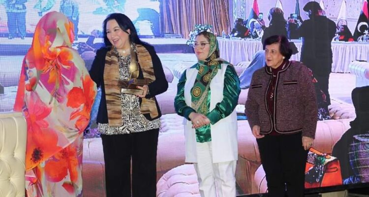 Organisation de la Femme Arabe: Remise des prix des journalistes Leaders de l&rsquo;opinion publique.
