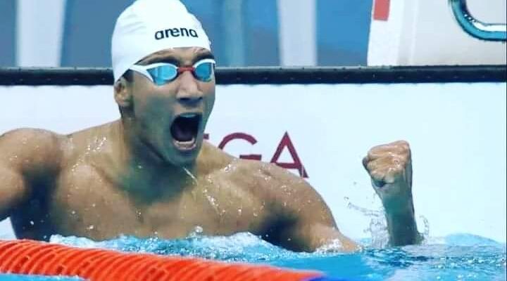 Le Champion Olympique Ayoub Hafnaoui bat son record personnel.