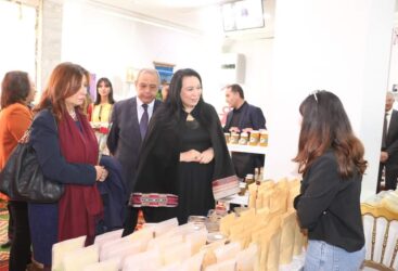 Première exposition nationale des groupements féminins de développement « Vers l&rsquo;accès aux marchés » : la Ministre de la Famille et de la Femme à l&rsquo;inauguration.