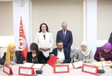 La Ministre de la Famille et de la Femme supervise la cérémonie de signature d&rsquo;un protocole d&rsquo;accord entre 13 groupements de développement féminin et quatre grandes surfaces commerciales.