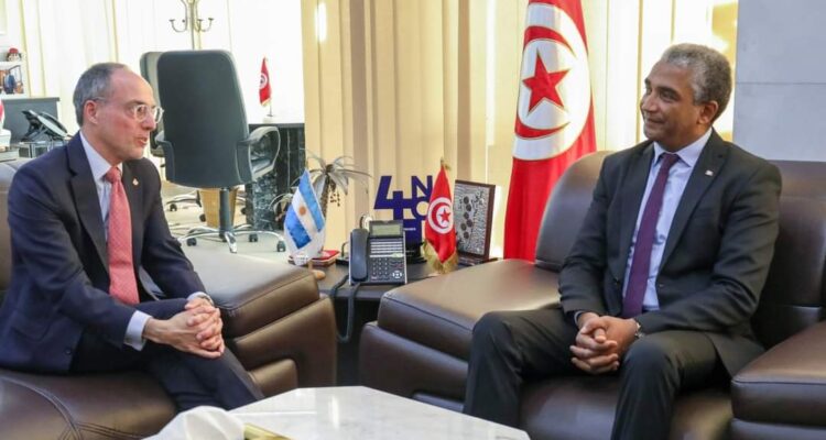 Rencontre entre le ministre de la Jeunesse et des Sports tunisien et l&rsquo;ambassadeur d&rsquo;Argentine pour renforcer la coopération sportive et culturelle.