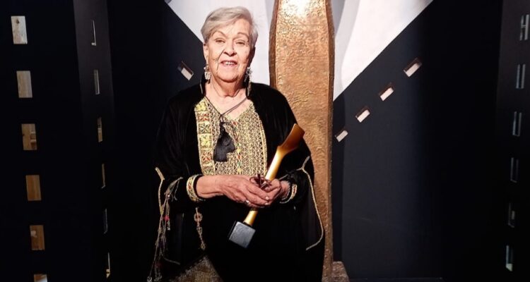 La réalisatrice et productrice tunisienne Salma Baccar honorée lors du festival international du film de la femme d&rsquo;Assouan.