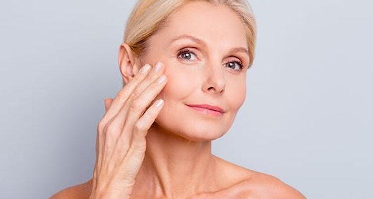Comment prendre soin de sa peau pendant la ménopause : astuces pour lutter contre la sécheresse cutanée.